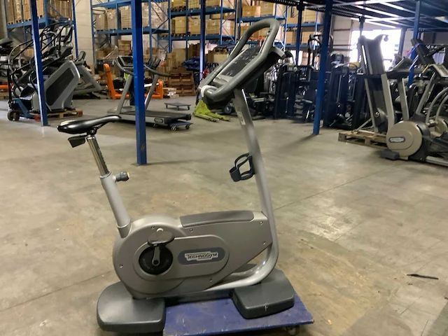 Technogym classic bike 700 led recumbent bike home trainer - afbeelding 5 van  7