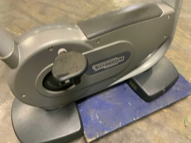 Technogym classic bike 700 led recumbent bike home trainer - afbeelding 6 van  7