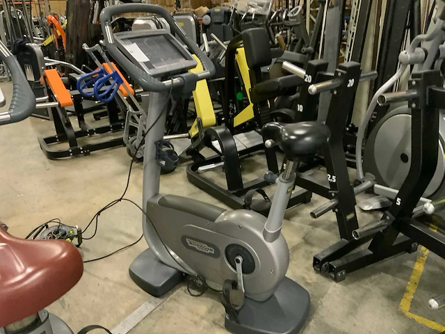 Technogym classic bike 700 tv home trainer - afbeelding 1 van  5