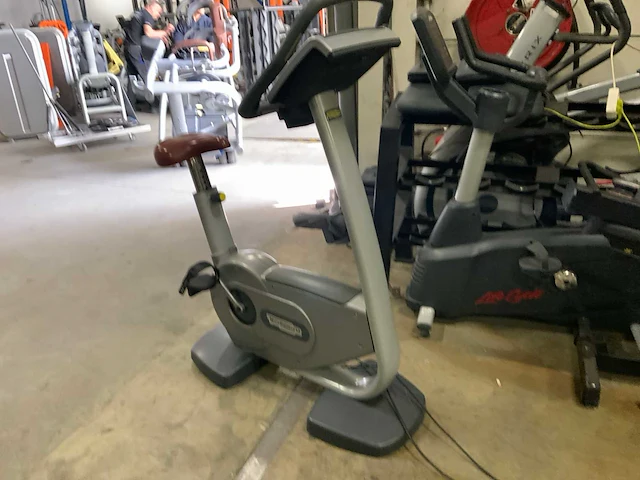 Technogym classic bike 700 tv home trainer - afbeelding 1 van  5