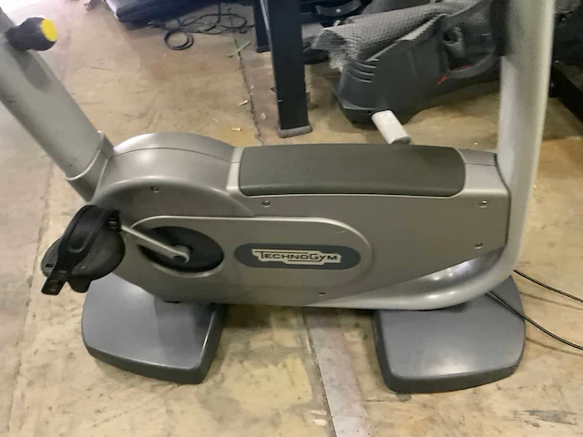 Technogym classic bike 700 tv home trainer - afbeelding 2 van  5