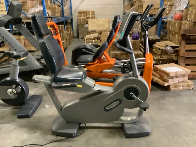 Technogym classic recline 700 led recumbent bike home trainer - afbeelding 2 van  6