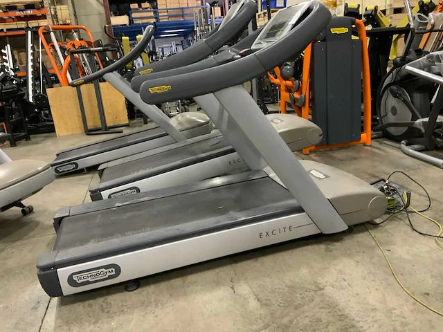 Technogym classic run 700 led loopband - afbeelding 1 van  5