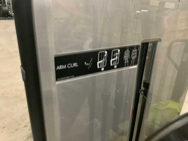 Technogym element arm curl krachtstation - afbeelding 1 van  3