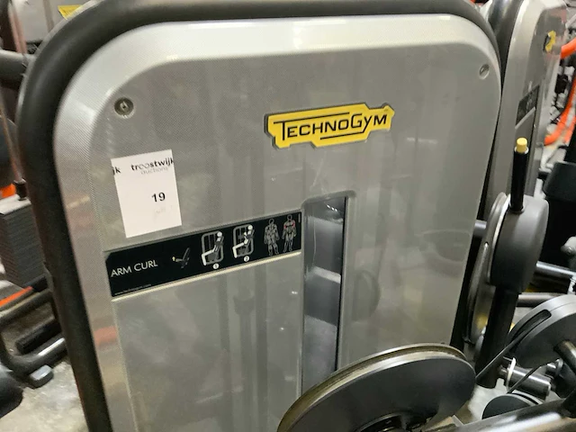 Technogym element armcurl krachtstation - afbeelding 2 van  5