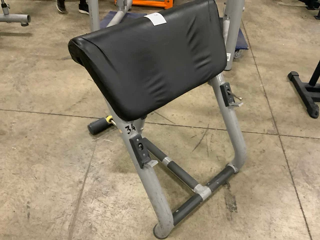 Technogym element biceps curl bench krachtstation - afbeelding 1 van  4