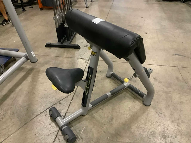 Technogym element biceps curl bench krachtstation - afbeelding 2 van  4