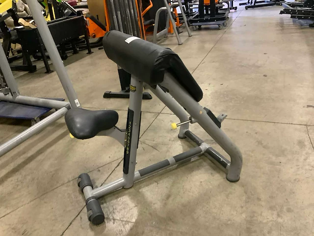 Technogym element biceps curl bench krachtstation - afbeelding 3 van  4