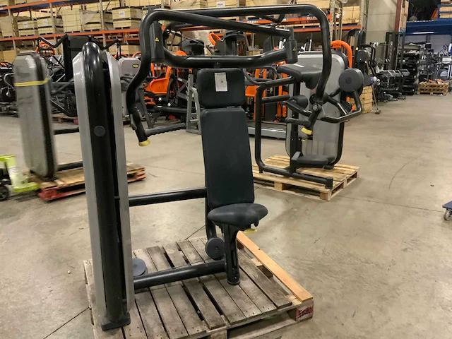 Technogym element chestpress krachtstation - afbeelding 1 van  6