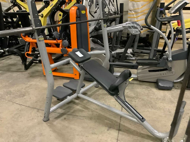 Technogym element incline bench press krachtstation - afbeelding 1 van  4
