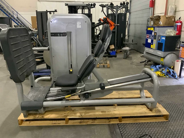 Technogym element legpress krachtstation - afbeelding 1 van  6