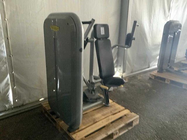 Technogym element pectorale machine krachtstation - afbeelding 6 van  7