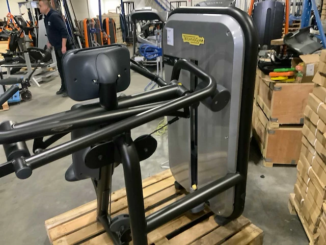 Technogym element shoulderpress krachtstation - afbeelding 6 van  6