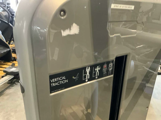 Technogym element vertical traction krachtstation - afbeelding 3 van  5