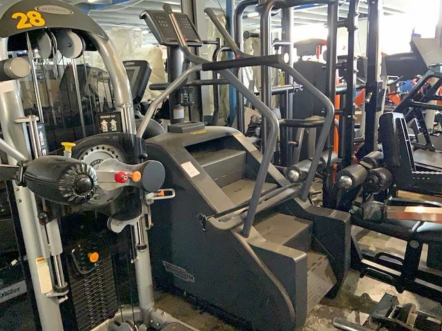 Technogym excite 700 led climber crosstrainer - afbeelding 1 van  6