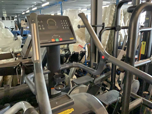 Technogym excite 700 led climber crosstrainer - afbeelding 4 van  6