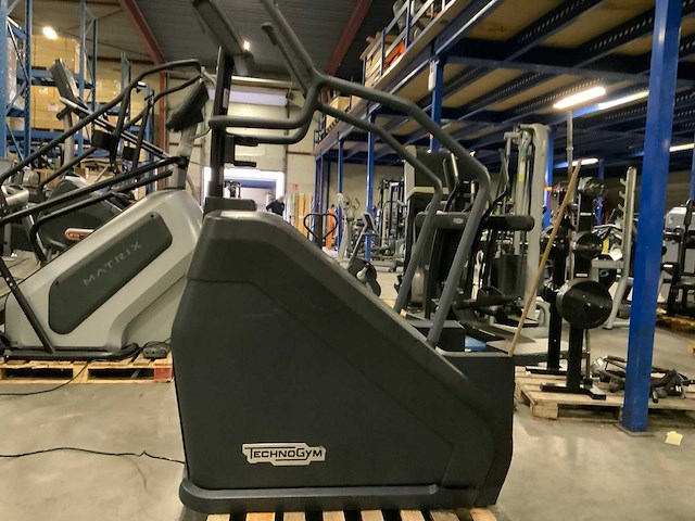 Technogym excite climbmill 1000 led crosstrainer - afbeelding 1 van  5