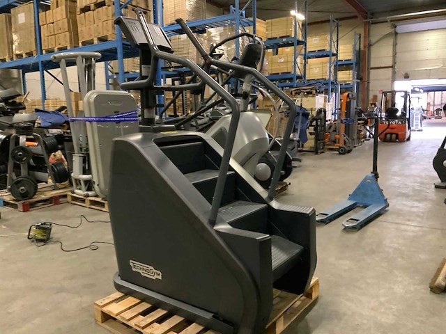 Technogym excite climbmill 1000 led crosstrainer - afbeelding 2 van  5
