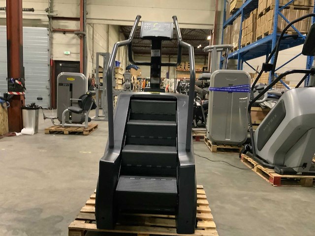 Technogym excite climbmill 1000 led crosstrainer - afbeelding 3 van  5