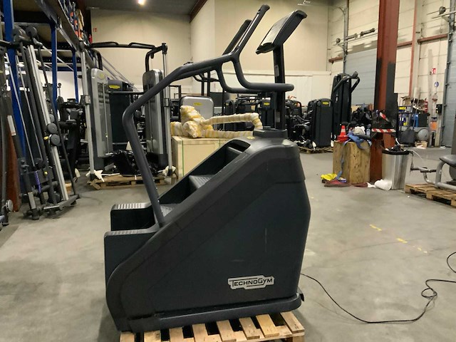 Technogym excite climbmill 1000 led crosstrainer - afbeelding 5 van  5