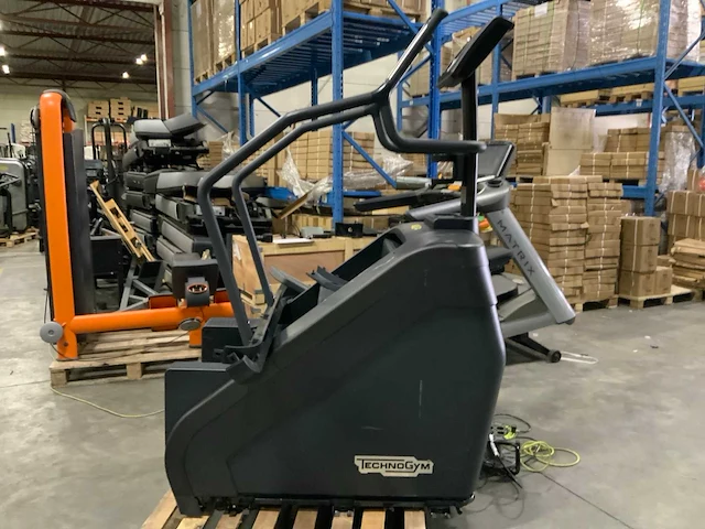 Technogym excite climbmill 700 led stepper - afbeelding 3 van  7