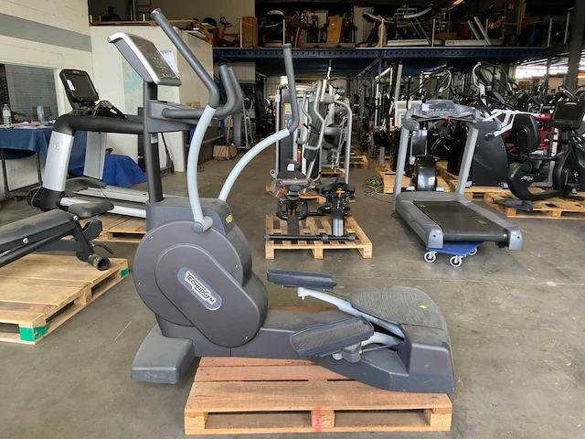 Technogym excite crossover 500 led crosstrainer - afbeelding 2 van  5