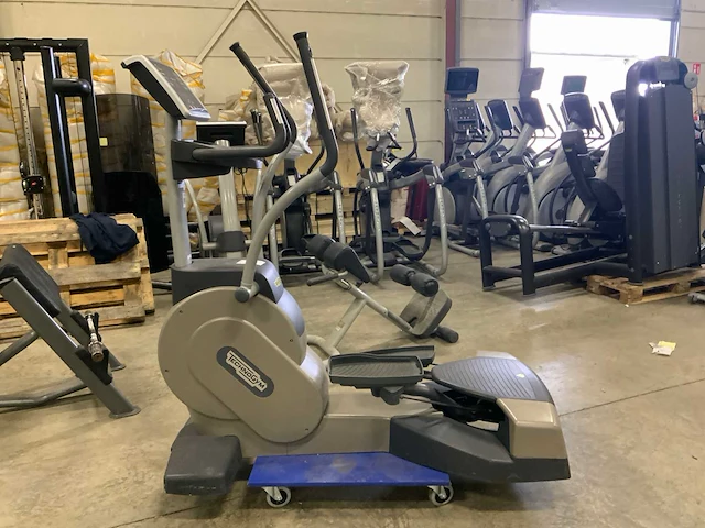 Technogym excite crossover 700 led crosstrainer - afbeelding 1 van  5