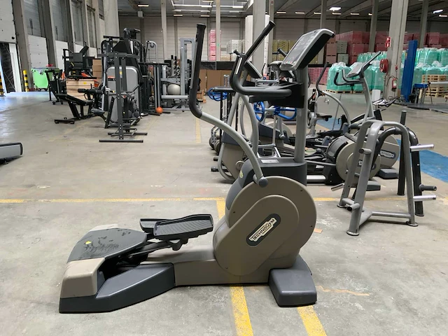 Technogym excite crossover 700 led crosstrainer - afbeelding 1 van  5