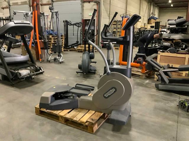 Technogym excite crossover 700 led crosstrainer - afbeelding 1 van  7
