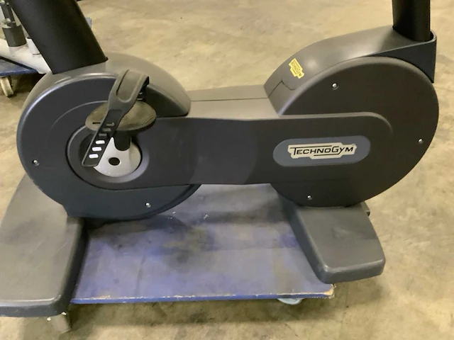 Technogym excite new bike 500 led home trainer - afbeelding 6 van  6