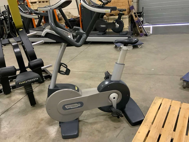 Technogym excite new bike 500 led home trainer - afbeelding 1 van  6