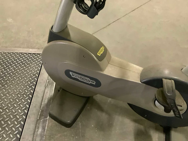 Technogym excite+ new bike 500led home trainer - afbeelding 4 van  5