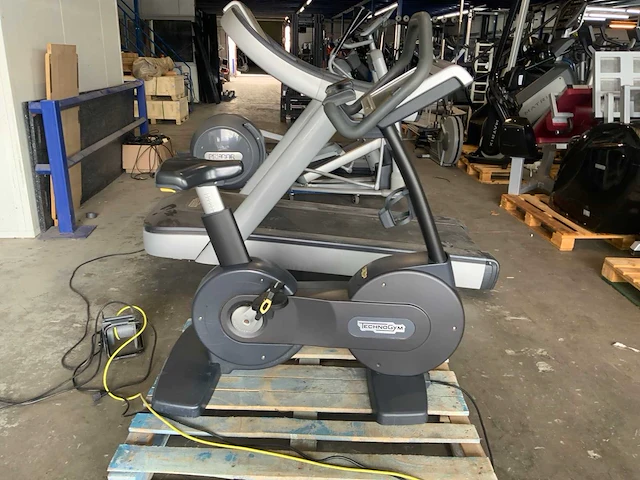 Technogym excite+ new bike 700 visioweb home trainer - afbeelding 2 van  7