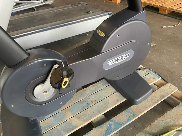 Technogym excite+ new bike 700 visioweb home trainer - afbeelding 4 van  7