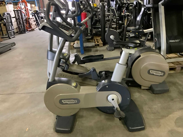 Technogym excite new bike uprightbike home trainer - afbeelding 1 van  5