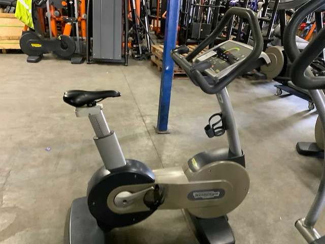 Technogym excite new bike uprightbike home trainer - afbeelding 4 van  5