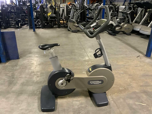 Technogym excite new bike uprightbike home trainer - afbeelding 4 van  6