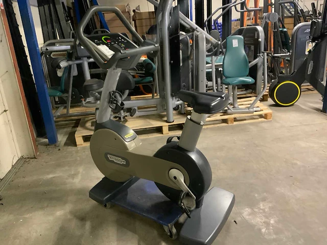 Technogym excite new bike uprightbike home trainer - afbeelding 4 van  5
