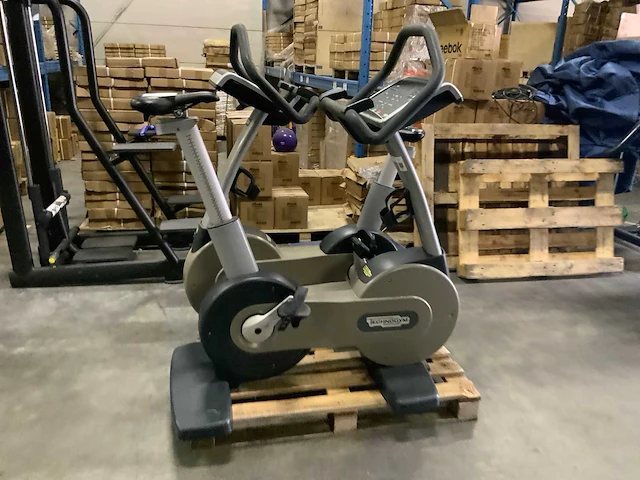 Technogym excite new bike uprightbike home trainer - afbeelding 1 van  5