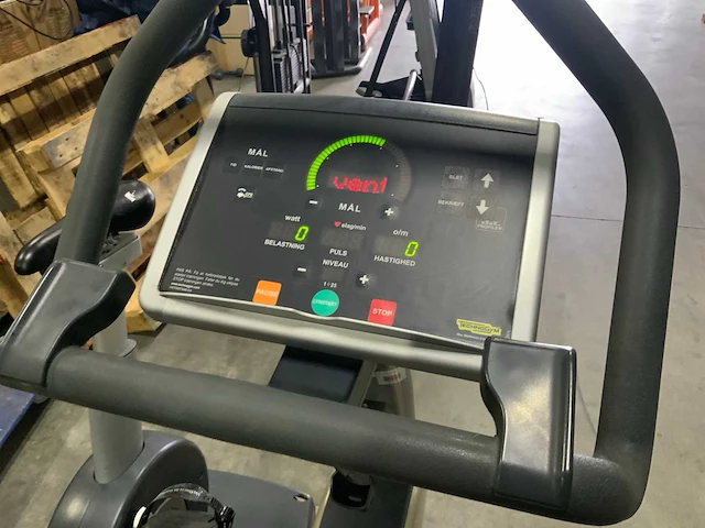 Technogym excite new bike uprightbike home trainer - afbeelding 3 van  5