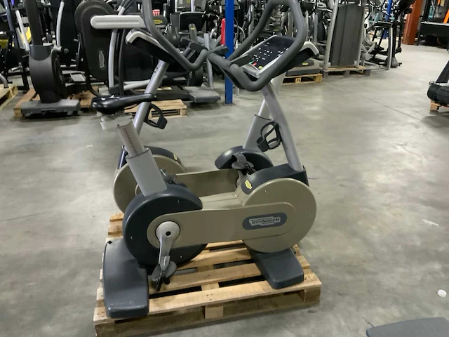 Technogym excite new bike uprightbike home trainer - afbeelding 1 van  5