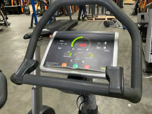 Technogym excite new bike uprightbike home trainer - afbeelding 3 van  5