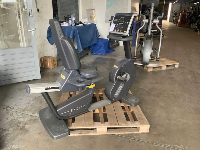 Technogym excite recline 50- led home trainer - afbeelding 2 van  5