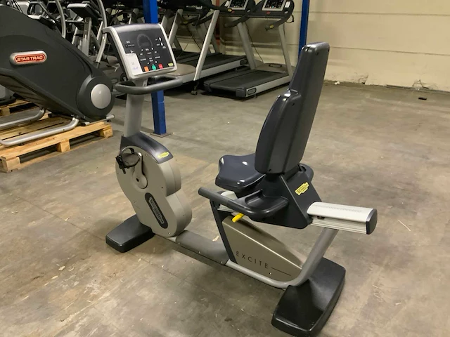 Technogym excite recline 500 led recumbent bike home trainer - afbeelding 2 van  6