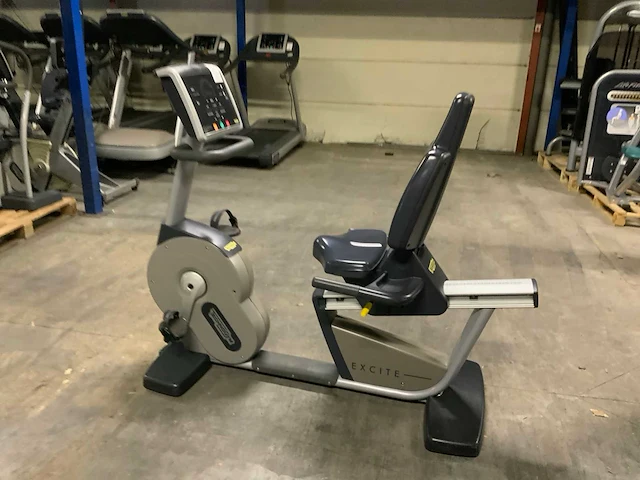 Technogym excite recline 500 led recumbent bike home trainer - afbeelding 1 van  6