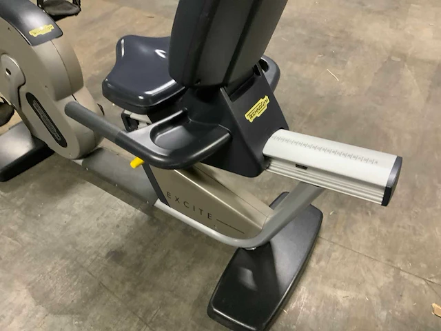 Technogym excite recline 500 led recumbent bike home trainer - afbeelding 2 van  6