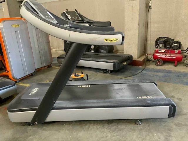 Technogym excite run now 500 led loopband - afbeelding 1 van  5