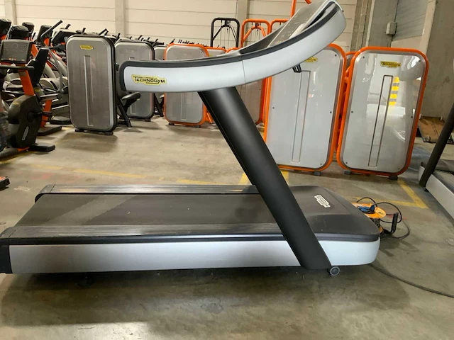 Technogym excite run now 500 led loopband - afbeelding 1 van  5