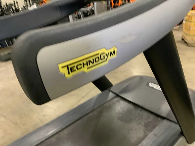 Technogym excite run now 500 led treadmill loopband - afbeelding 6 van  8