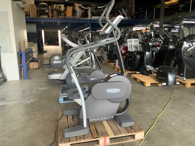 Technogym excite+ step 700 visioweb stepper - afbeelding 2 van  5